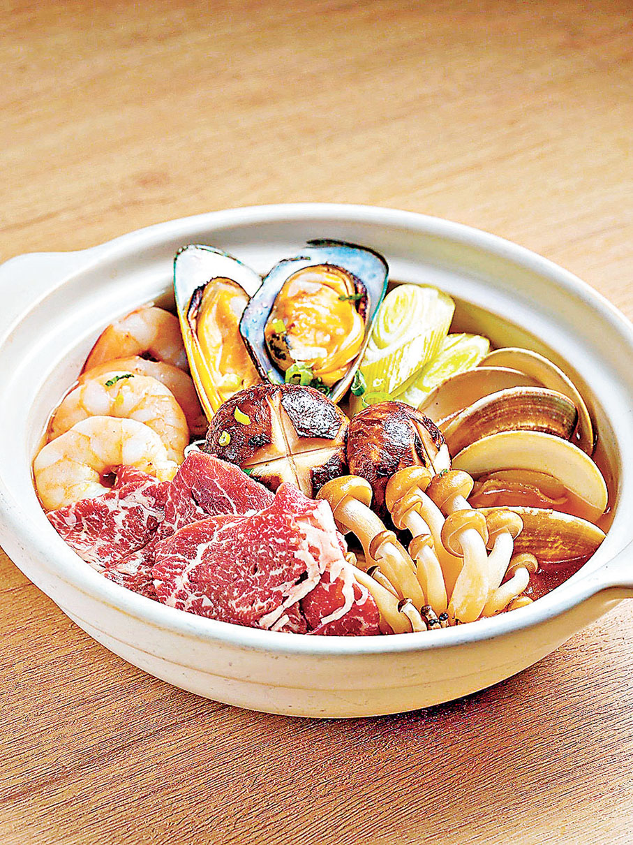 ■涮涮鍋有肉有菜有海鮮，材料豐盛。