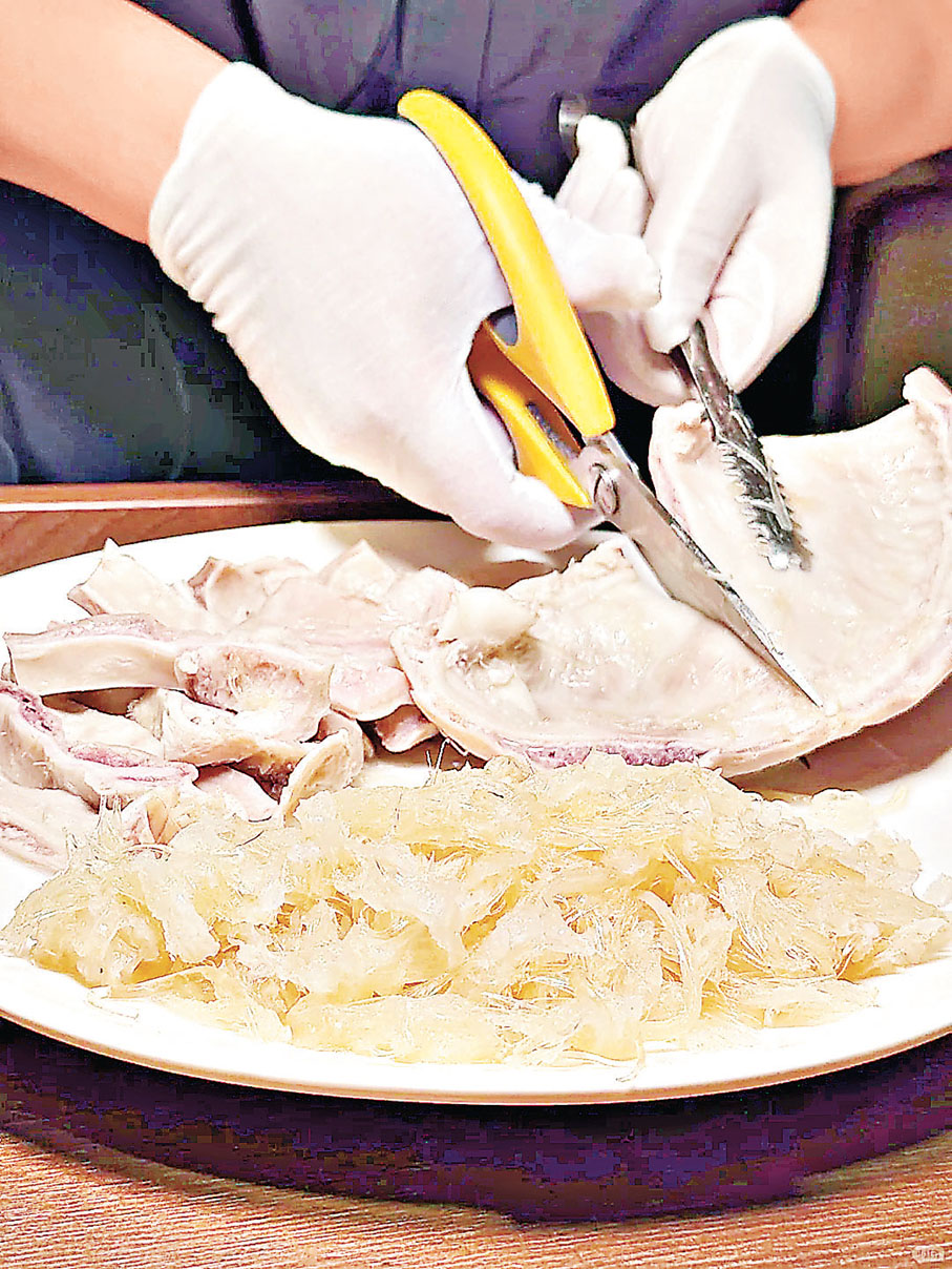 ■店員即場剪豬肚及分魚翅，食客不用操心。