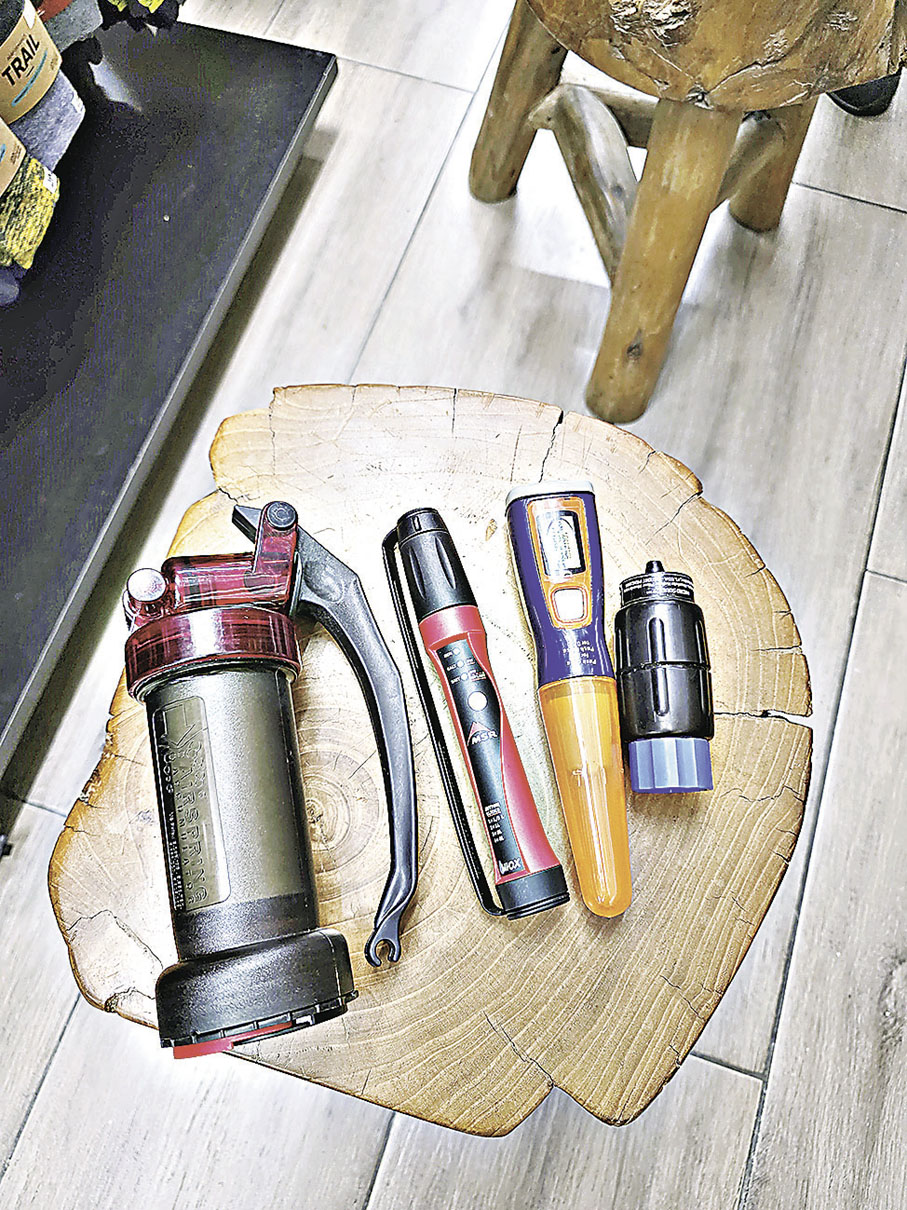 ■戶外濾水器及消毒工具皆十分輕便。
