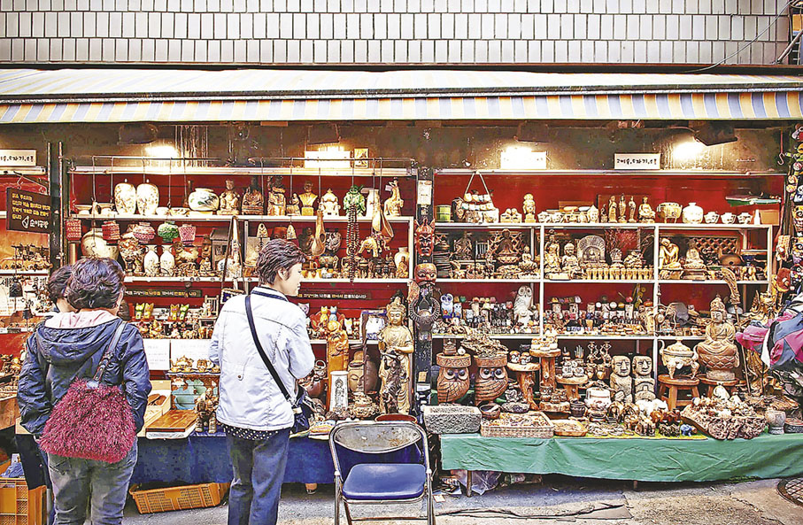 ■仁寺洞街上的古董店儼如小型博物館。