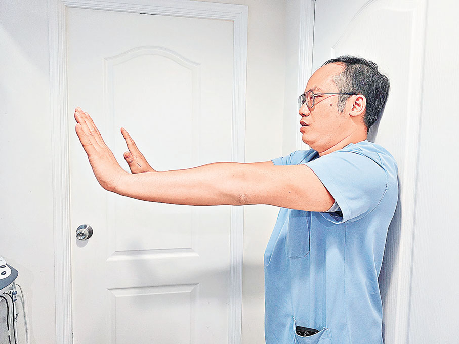 ■Oscar建議學童可以貼牆測試，檢查是否出現脊椎問題。