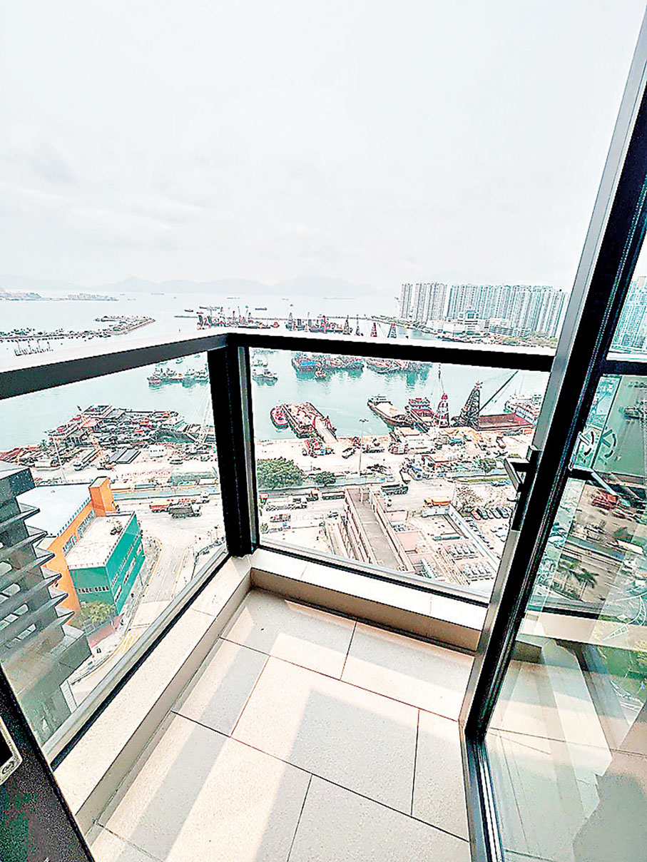 ■單位露台望屯門碼頭景觀。
