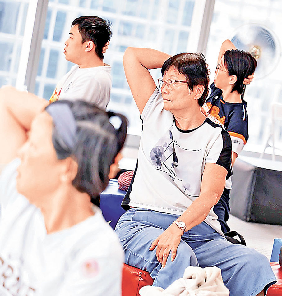 ■向師傅笑言，積極心態及適量運動是長者長青的秘訣。