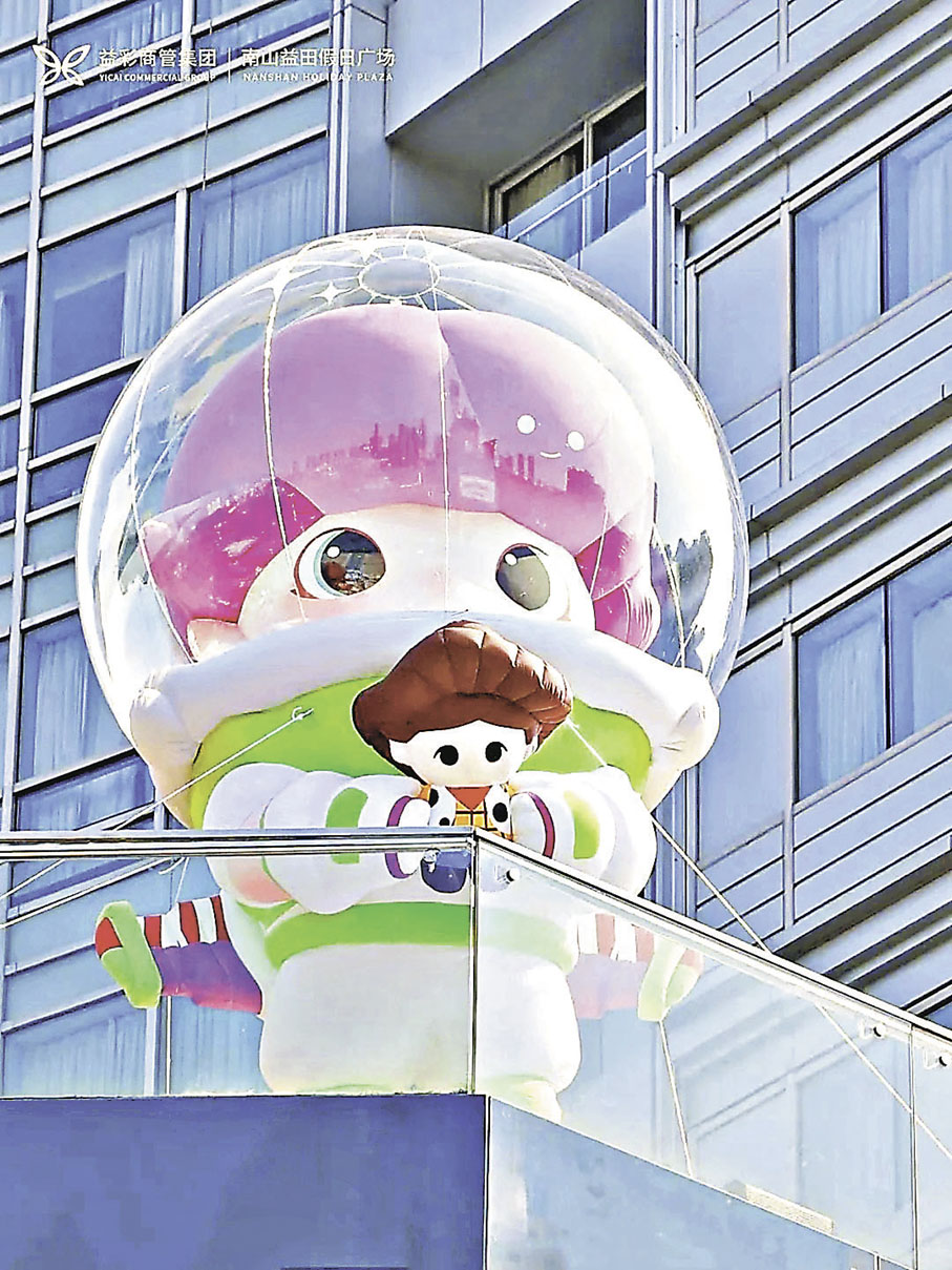 ■身在高處的巴斯帶胡迪「一飛沖天」。
