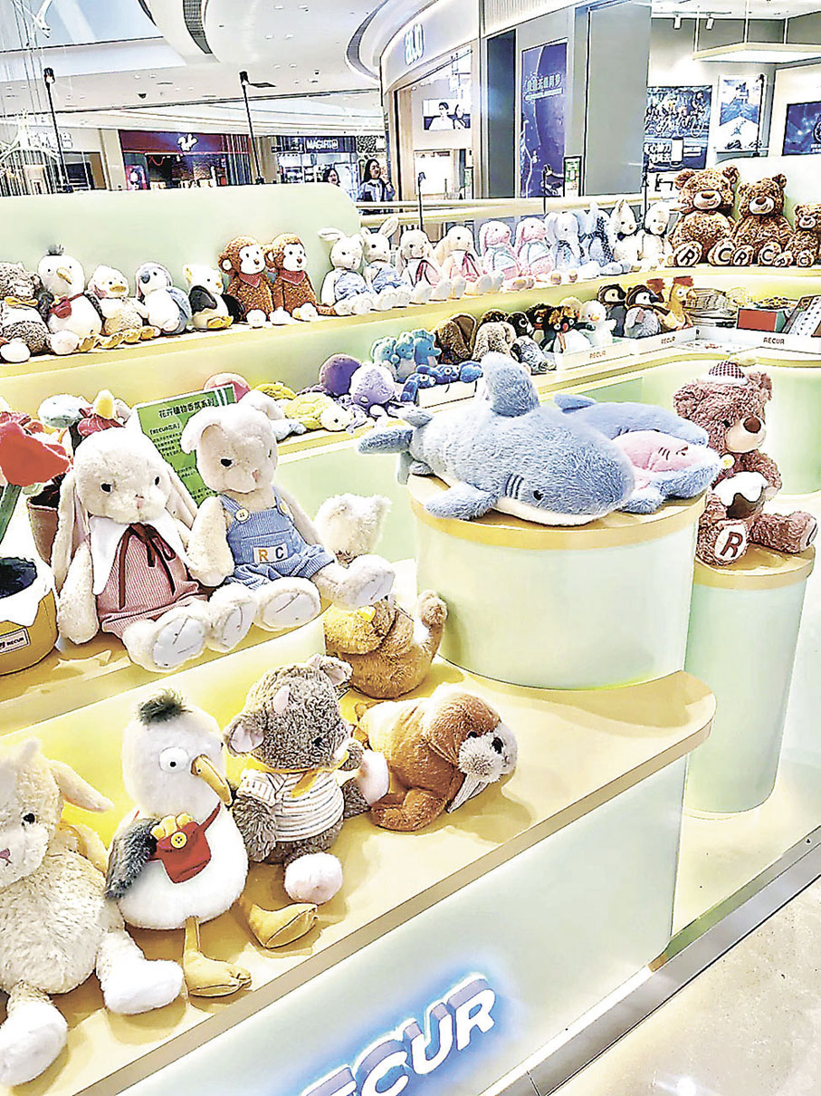 ■店家售賣不同大小的動物毛絨公仔。