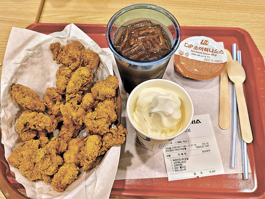 ■店內熟食區很有名的堂堂炸雞。