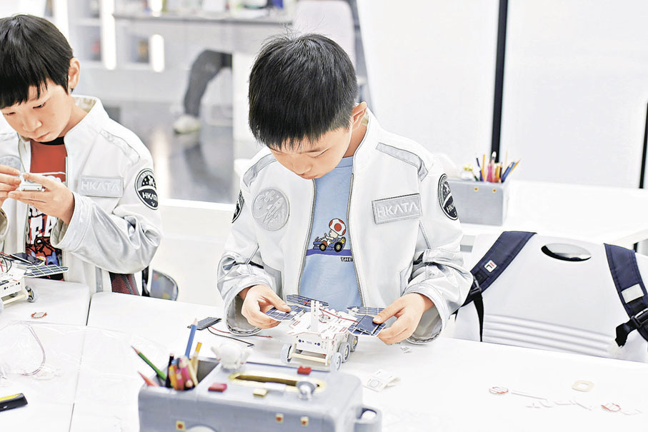 ■親手嵌製月球探測車。
