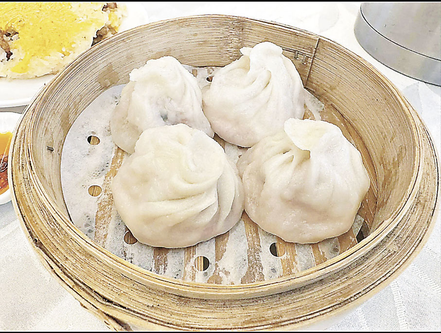 ■紫金酒家推出1蚊1個爆汁小籠包，下午茶時段一籠4個小籠包優惠價9.8元。