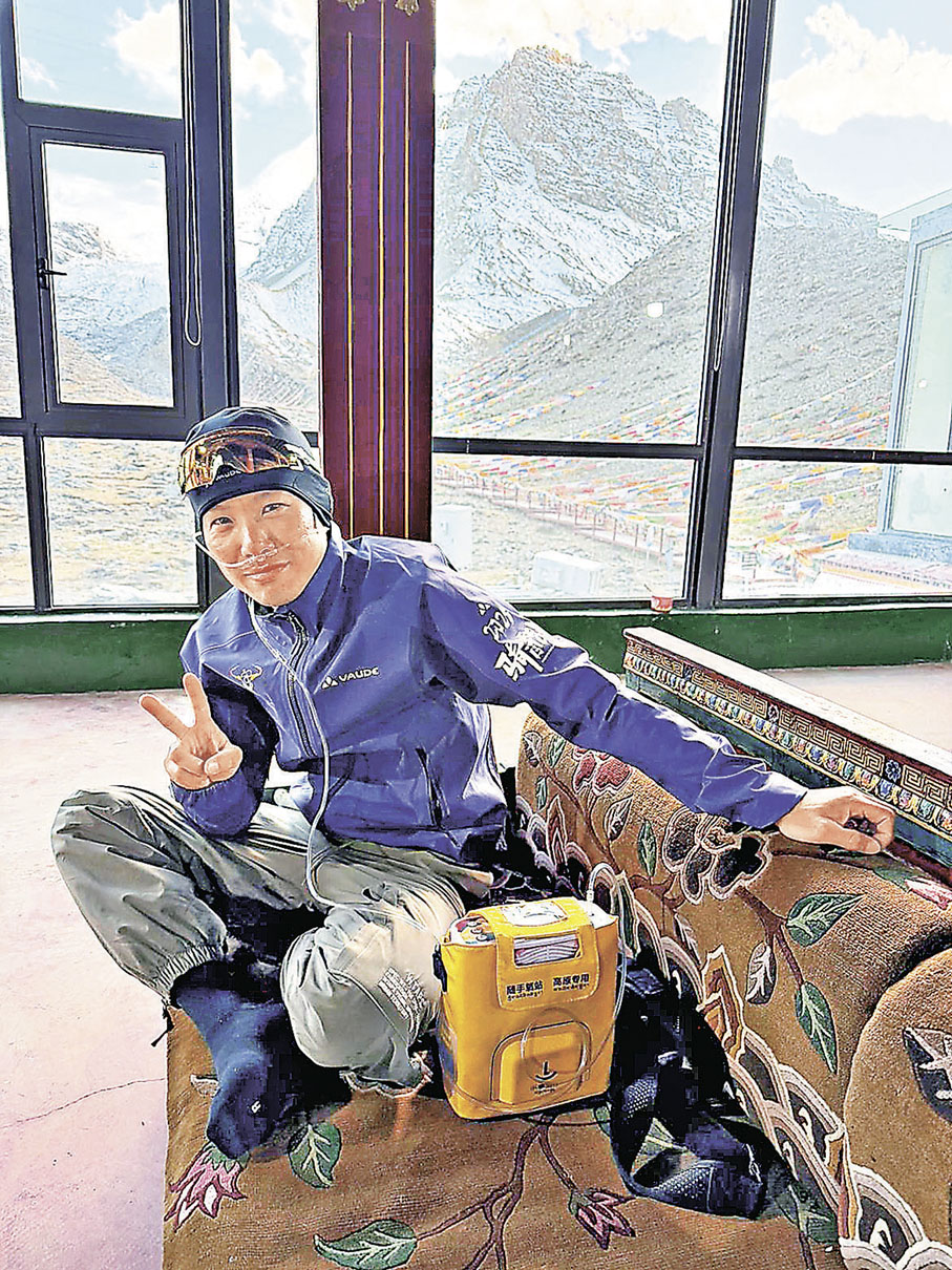 ■即使曾為職業車手，阿業仍在比賽途中因高山反應需要吸氧。 受訪者提供圖片