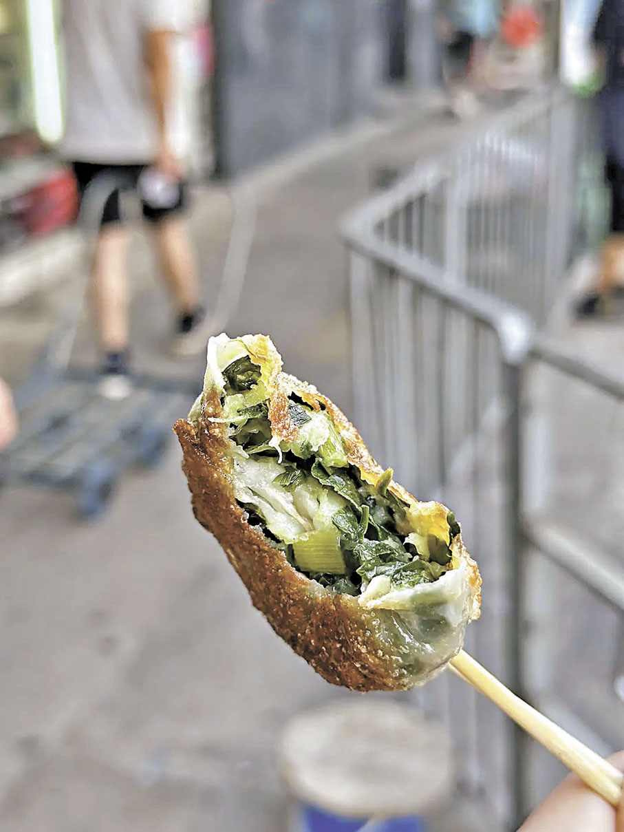 ■日昇小食的「韮菜餅」質地濕潤順滑，去除了韭菜粗糙刺喉的口感。
