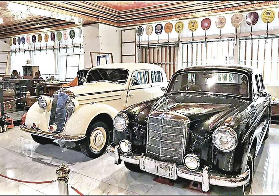 ■1樓是超大型博物館，展出泰國舊時代物件，如圖中兩台古董汽車。