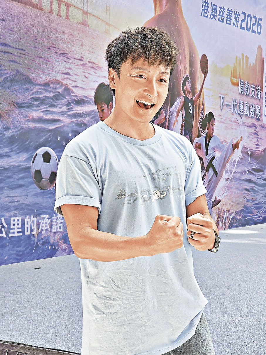 ■Alex提醒不慎落水時切勿抬頭，並要盡快脫衣減重。