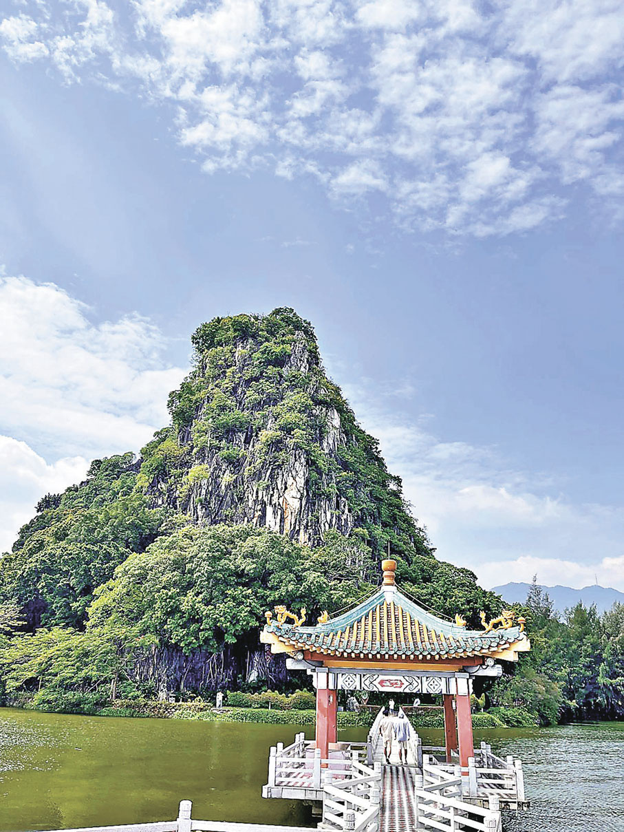 ■景區的岩峰與湖泊美不勝收。