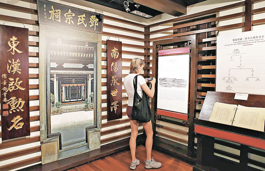 ■遊客參觀屏山鄧族文物館。