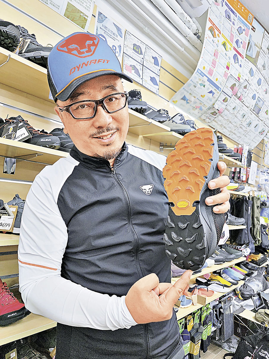 ■Sunny提醒登山選鞋時要注意鞋底坑紋，以增強抓地力。