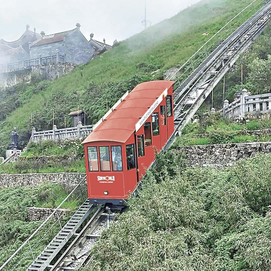 ■旅客若要登上番西邦峰，先要乘搭紅色火車，再轉搭登山纜車。