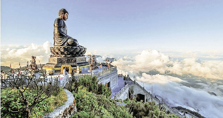 ■番西邦峰山頂處的大型佛寺，氣勢磅礡。