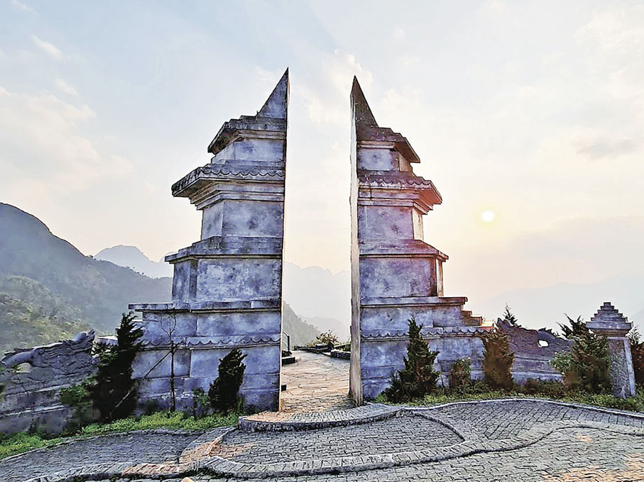 ■天堂之門是打卡熱點，遙望番西邦峰山景。