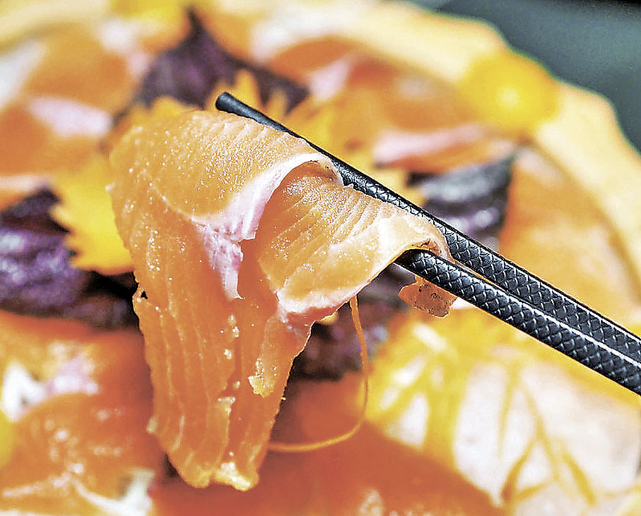■沙壩的鱘魚生魚片可以下火鍋及作刺身食用。