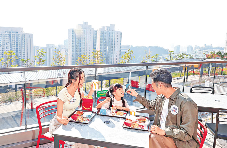 ■食客可邊嘆薯條邊賞美景。