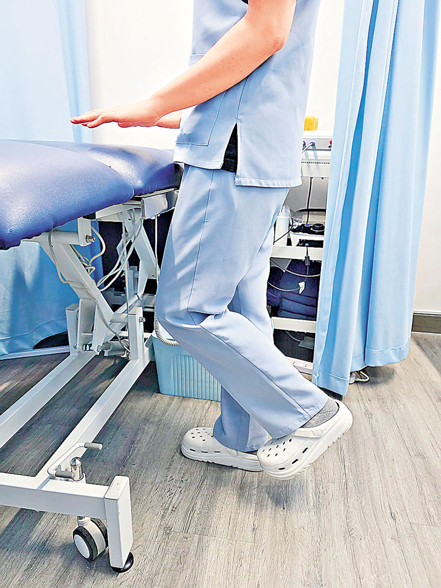 ■單腳站立訓練可以強化腳踝穩定性。（圖二）