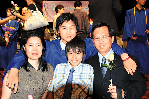 　　□前輩都說，養兒不能溺愛，太過溺愛會讓孩子長大後無法面對社會艱苦，而理工大學的閻洪和城市大學的郝剛——這對教授夫妻就是不聽老人言。他們秉持工作第二、寶貝兒子第一的精神，兒子喜歡什麽就給什麽，兒子喜歡做什麽就做什麽，他們的理論是「既然長大後有那麼多辛苦，不如給他們一個快樂的童年」。\本報記者 文：程度 圖：林良堅、受訪者提供