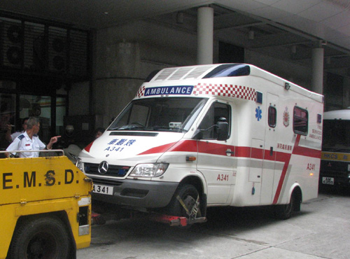 　　圖：一輛救護車昨日將病人送至瑪麗醫院後突然「死火」