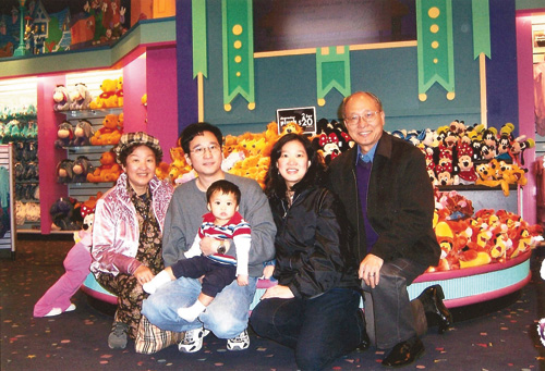 　　□七月仲夏的中大校園，每一寸都陽光明媚，天光悠長。繞過鬱鬱青青的樹木，素樸古雅的亞太研究所便隱匿在那盡頭。記者叩開帶些小嚴肅的木門，看到即將卸任的創所所長楊汝萬教授穿了件八十年代風格的冷銀灰夏布短袖襯衫立在屋中央。一進門就聞到微微的檀香，細細碎碎地伴有翻書聲響，與楊教授的對話便像漣漪一般在屋內漾開……「越來越喜歡香港」，走過了五大洲八十餘個國家兩百多個城市的楊教授，最終還是在二十多年前回到了這片熟悉的地方，潛心研究地理，將幾十載的研習著述成書，並即將在這個精神寬廣的城市，開始自己榮休後的清淡時光。\本報記者 文：張麗鸝 圖：林良堅 受訪者提供