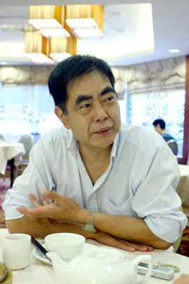 　　□二○○三年沙士香港百業蕭條，飲食業所受打擊更大。縱橫廚壇四十年的周中師傅，眼見市道低迷，意興闌珊決定提早退休，與太太享受日子。小休三年靜極思動，因替電視節目《美女廚房》擔任評判，成為炙手可熱的「地獄廚神」。今年五十九歲的他，現時既為日本東京高級餐館設計菜單，又擔任澳門酒店烹調顧問，還出席大大小小宣傳及採訪活動。雖然工作較退休前更忙，但樂在其中的周中笑言，「誰言退休等如失業」。\本報記者 文：徐紹輝 圖：黃洋港