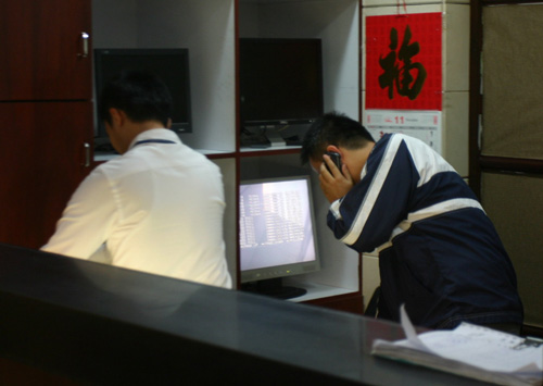 　　圖：澳門揭發殘酷碎屍案。在澳門失蹤兩個月、六十年代任職警隊綽號「差佬文」江湖人物黎經文，疑因一筆五百萬元「陳年」賭債遭人挾持，在火鍋店談判破裂時遭人刺死，屍體遭肢解分別放在三個行李喼內，直至昨日始在澳門新口岸一單位被發現。澳門司警拘捕六名涉案男子助查。死者真正身份仍有待驗DNA證實。\本報記者 梁衍衡 吳國洪