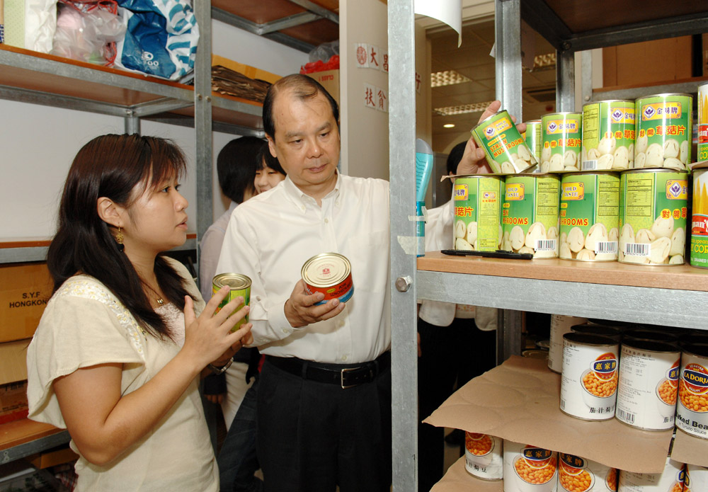 　　圖：社署撥款一億元支援食物銀行，五間獲資助的機構名單昨日出爐，包括聖雅各福群會、東華三院、循道衛理觀塘社會服務處、香港婦聯以及聖公會福利協會。獲資助的機構表示，有關撥款足夠應付未來兩、三年的運作。社署預期，獲資助的食物銀行在月底可投入服務，能令五萬人受惠。\本報記者 黃雪峰