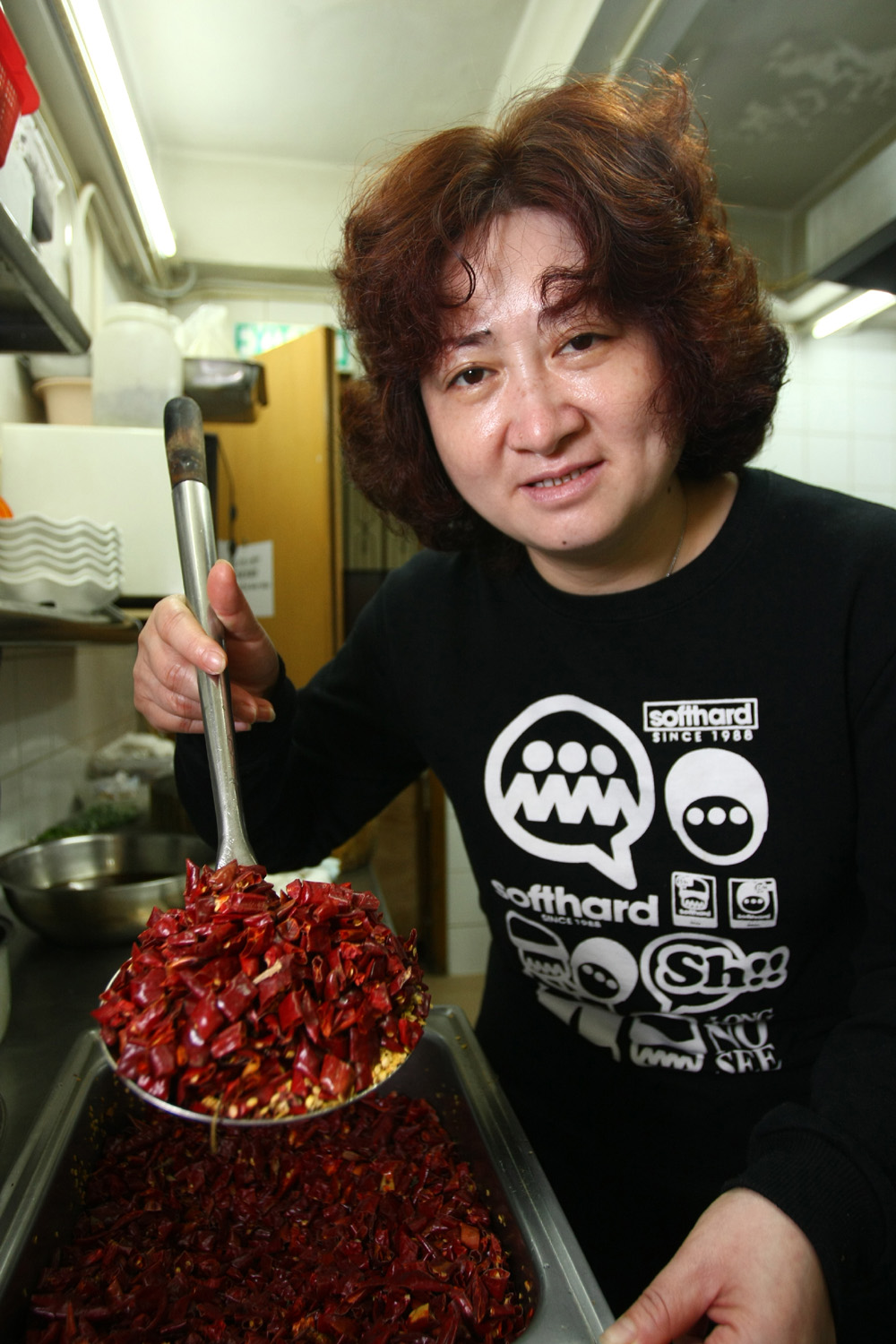 　　□川菜以麻辣聞名天下，「四姐川菜」的老闆娘四姐，個性也麻辣十足。來港二十多年的艱辛，都在她爽朗的笑聲中，變成小菜一碟。她也用真誠、親切的笑聲作調料，在小廚房煮出大味道。在這個隱於灣仔鬧市的私房菜館中，沒有山珍海味，也沒有華麗菜式；對於四姐來說，最美味、最珍貴的是──暖暖的人情味。\本報記者 文：石璐杉 圖：黃洋港