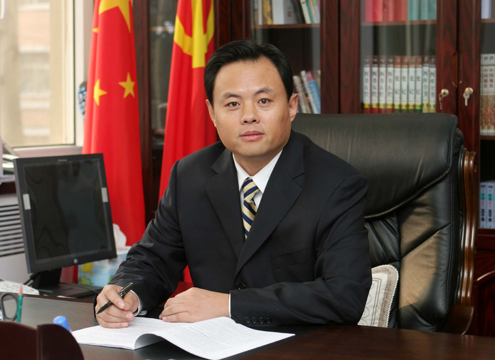 　　□依靠新能源產業的拉動，保定2008年規模以上工業增加值增長了17%，居河北11個地市的首位。被詡為「新能源市長」的保定市市長于群在接受記者採訪時表示，現今世界經濟發展放緩，我們需要尋找一個新的經濟引擎。\本報記者 李小聰 圖：馬通生