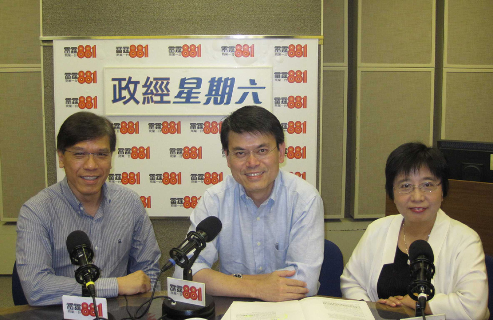 　　圖：邱騰華（中）表示，香港空氣質素不能一下子全達到世衛標準