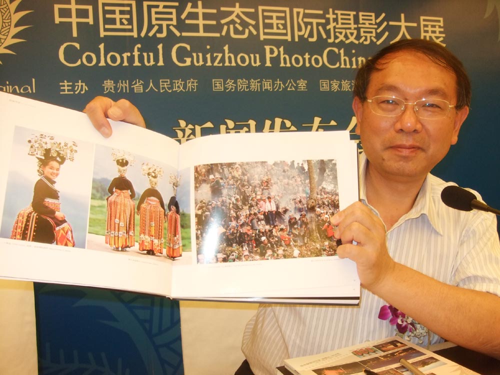 　　圖：謝慶生指着即將消失的文化載體之一「苗族錦雞服飾」顯得十分痛惜（本報記者 呂劍攝）