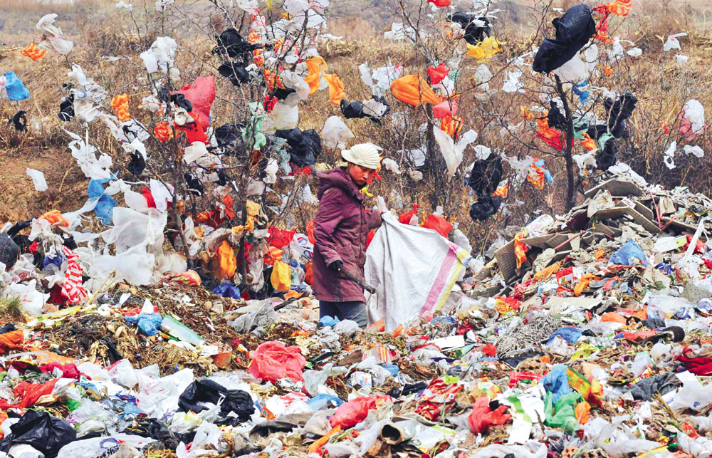 　　圖：從下往上看，垃圾堆就像一座城牆