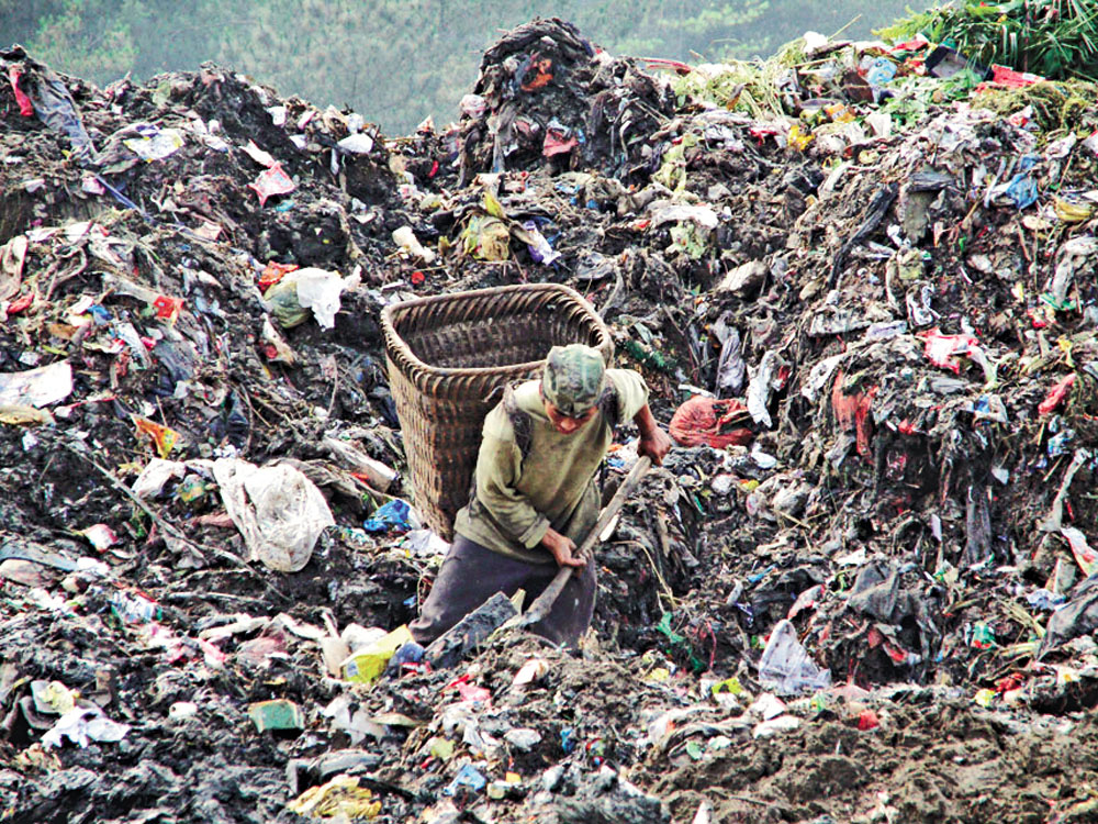 　　圖：拾荒者在垃圾山中挖寶