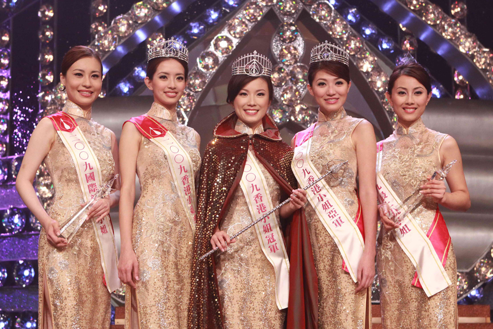 　　圖：冠軍劉倩婷（中）、亞軍李姿敏（右二）、季軍熊穎詩（左二）和最上鏡小姐袁嘉敏（右一）和國際親善小姐黃嘉麗來個大合照