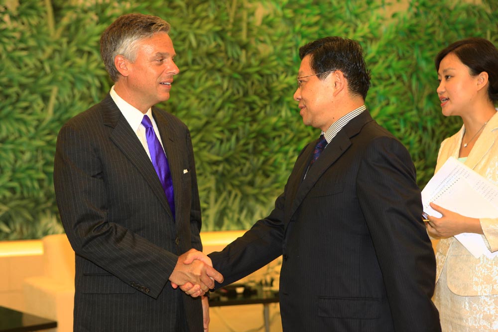 　　圖：商務部部長陳德銘（中）22日在北京會見美國新任駐華大使洪博培（左）（新華社）