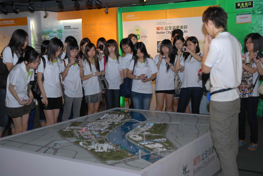 　　圖：6月20日同學們參觀世博展覽中心