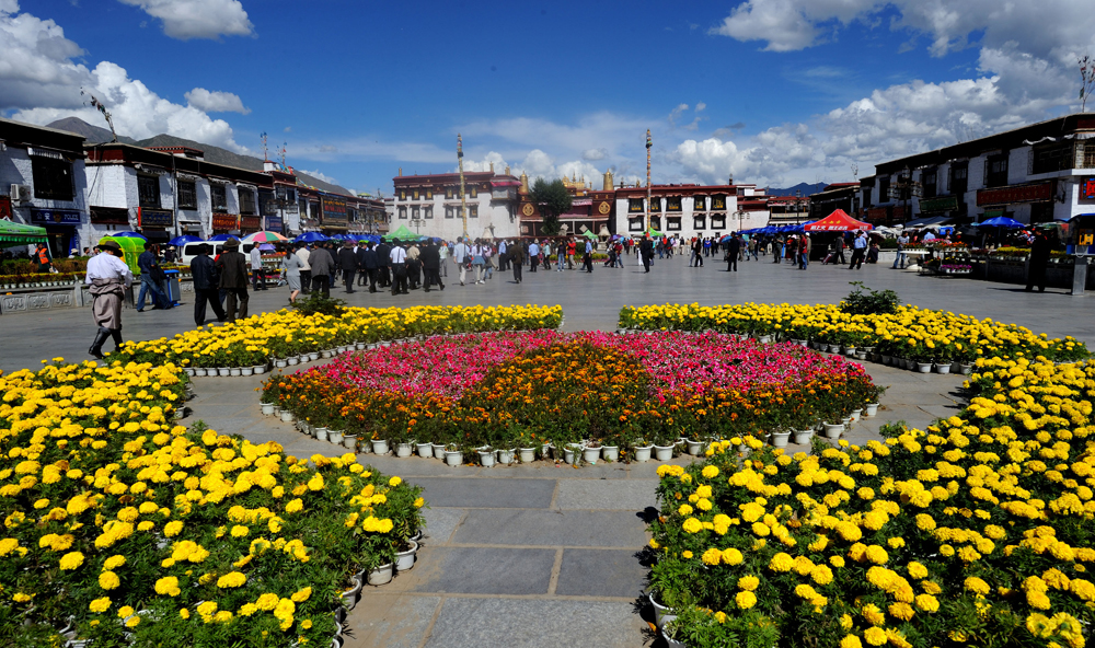 　　圖：拉薩八廓街中心的大昭寺廣場（新華社）