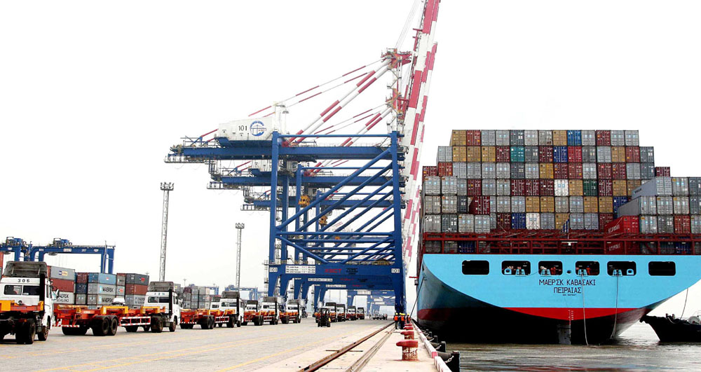 　　□海西潮湧，海滄先行。福建廈門海滄自1989年設立台商投資區以來，經過十多年開發建設，港區發展迅速，近年來其集裝箱吞吐量已佔廈門港「半壁江山」。截至目前，海滄港建成萬噸泊位15個，在建16個，開闢國內外航線30多條，今年1至6月完成貨物吞吐量1000萬噸；擁有規模以上工業企業249家，1至7月份實現工業產值105億元；規劃面積近9平方公里、功能完善的海滄新城基本成形……\文：陳英傑 李珊 圖：鄭偉明