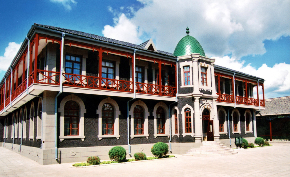 　　□在長春市的東北部，有一座與現代建築風格截然不同的建築群，這就是偽滿皇宮博物院，它是中國末代皇帝愛新覺羅•溥儀充當偽滿洲國傀儡皇帝時的宮廷遺址，現已成為國家首批5A級旅遊景區、內涵多重的世界警示性教育基地。\文：尹 健\圖：張立憲