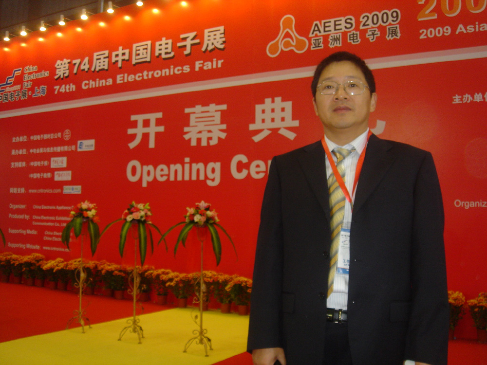 　　□展示空間達5萬平方米，1500餘參展商，6萬餘名行業觀眾……為期3日的第74屆中國電子展（CEF）暨2009亞洲電子展（AEES），在中國電子元器件行業處於「觸底回暖」的背景下近日在上海揭幕，中國約八成的電子元器件企業悉數參展，展現出一派「春日景象」。中國電子器材總公司副總經理陳雯海在接受本報專訪時直言，受「中央『家電下鄉』和『以舊換新』政策」所惠，中國電子元器件行業的整體復蘇已經顯現。\文、圖：本報記者 湯海峰 倪巍晨 