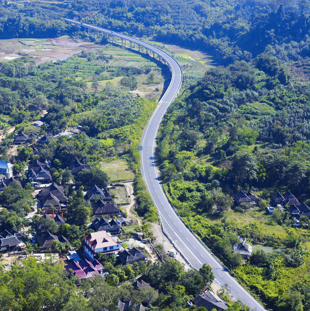 　　□雲南小（勐養）磨（憨）公路是通聯亞洲公路網AH3線的一部分，公路線起於俄羅斯的烏蘭烏德，經蒙古烏蘭巴托進入中國境內，由北京經上海、杭州、昆明、西雙版納磨憨進入老撾，經南塔止於泰國清邁。小磨公路是中國境內的最後一段，公路的貫通標誌着昆曼國際大通道雲南境內段全線建成通車。\文：張弼賢 唐似亮 圖：施源峰
