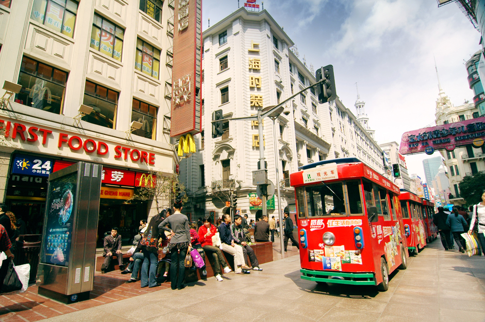 　　□哥德式的西洋建築群、溫婉卻不失矜持的摩登女郎……這邊廂是積澱了百年海派文化的建築，那邊廂卻融會了當下最時髦的時尚商品，這就是南京路，一條令上海人自豪，且瀰漫各種香味的十里洋場。\文、圖：本報記者　劉文杰