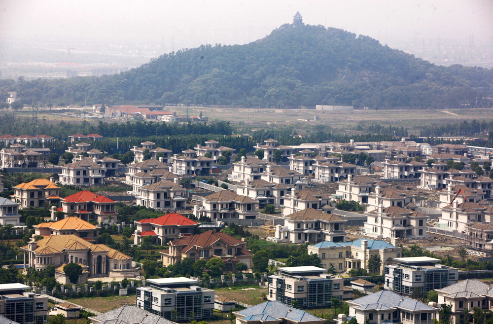 　　□在這裡，你可以在翠竹之間呼吸新鮮的空氣，品嘗滬上的茶葉──蘭筍茶，在小昆山追尋雲間二陸的故事，在東亞第二大的天主教堂裡聽一場彌撒，在匯聚三十件雕塑精品的月湖公園欣賞雕塑，在國際標準高爾夫球場上盡情揮桿……這裡就是國家級旅遊度假區──上海佘山。\文、圖：本報記者 劉文杰