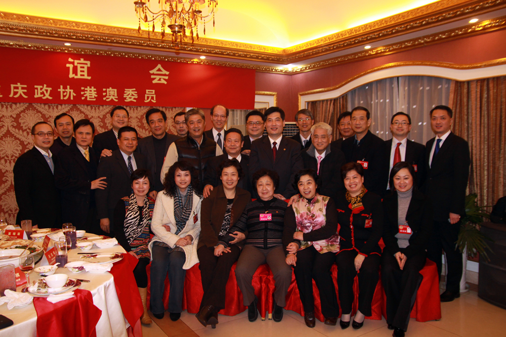 　　圖：重慶市外經貿委主任李建春宴請重慶市政協港澳委員並合照 