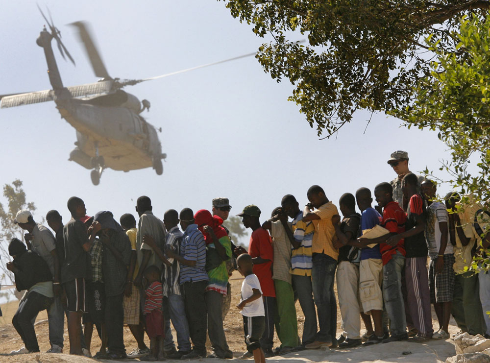 　　圖：數千名災民在太子港等待分發救援物資（路透社）