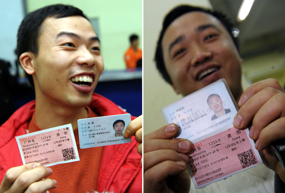 　　圖：兩名外來務工人員通過電話訂票買到廣州至資陽的實名制火車票（新華社）